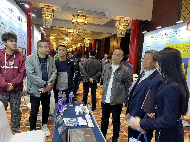 辛集市乾森環(huán)?？萍加邢薰?0月23-25日參加中國(guó)廢鋼鐵應(yīng)用協(xié)會(huì)成立三十周年大會(huì)，26-27日參加中國(guó)再生資源產(chǎn)業(yè)技術(shù)創(chuàng)新戰(zhàn)略聯(lián)盟15周年大會(huì)